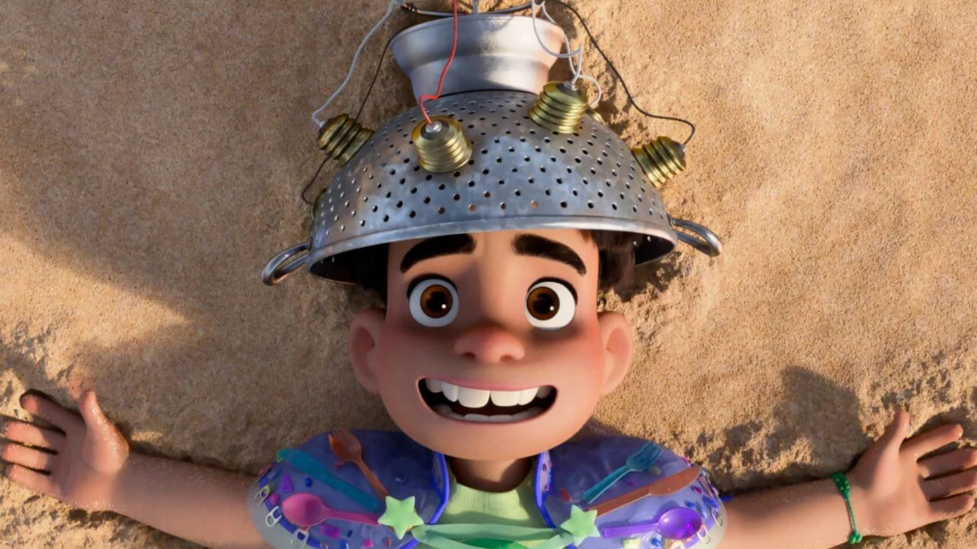 Elio est heureux sur la plage avec son casque en métal