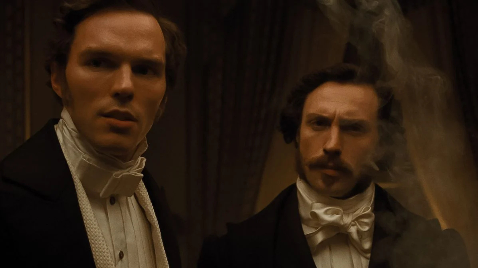 Aaron Taylor Johnson et Nicholas Hoult dans Nosferatu