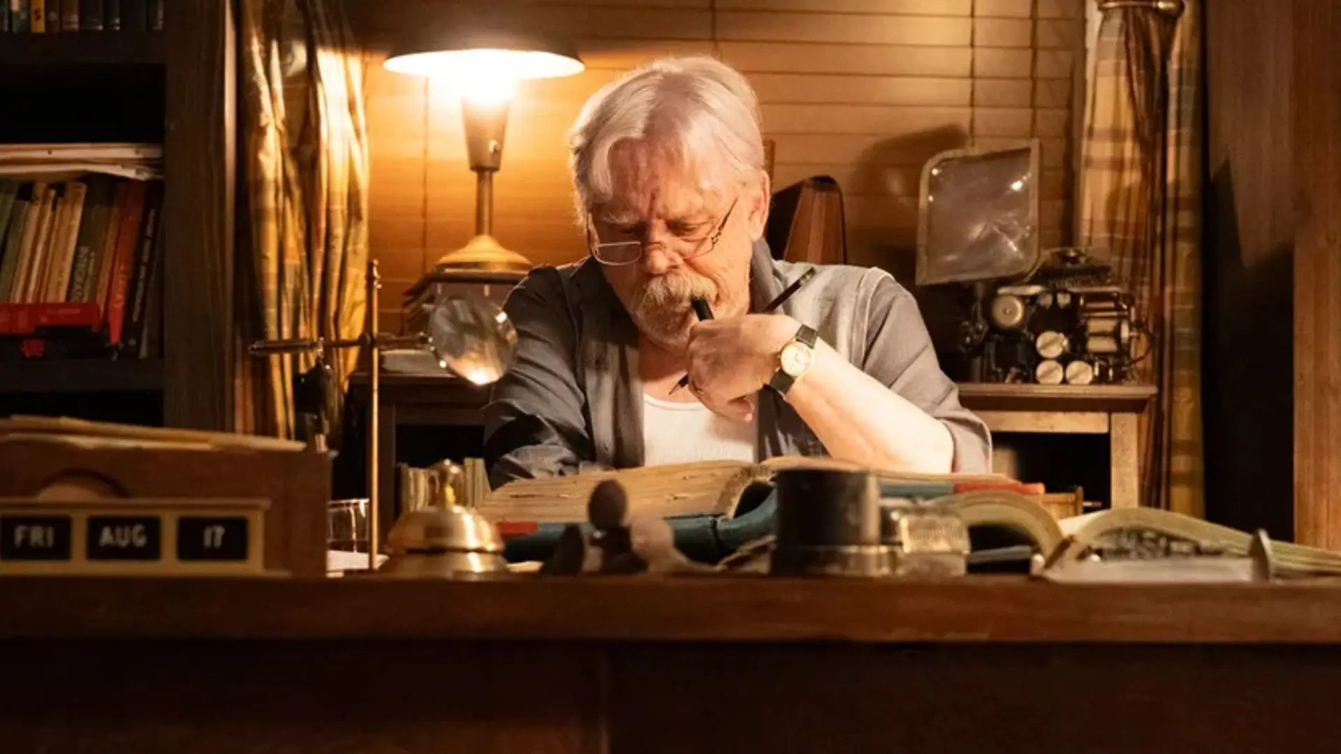 Mark Hamill à son bureau dans The life of chuck