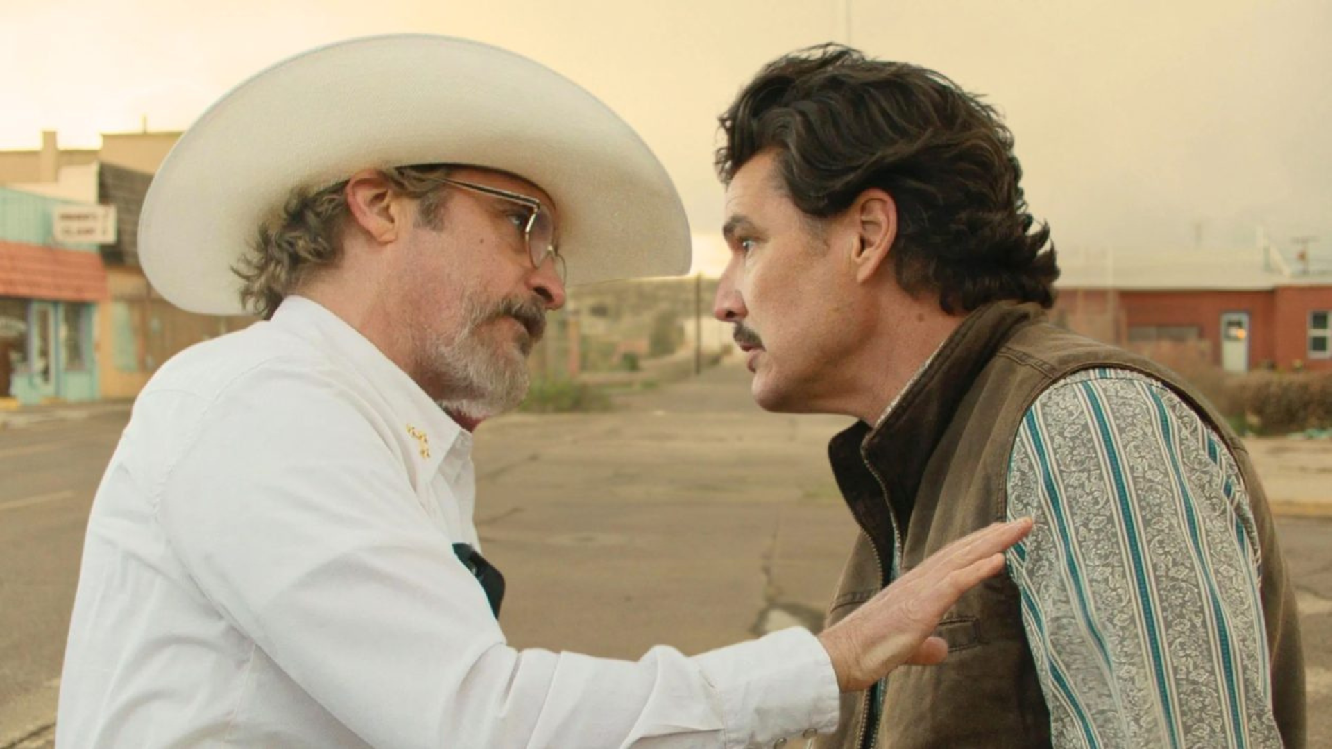 Joaquin Phoenix menace Pedro Pascal dans Eddington