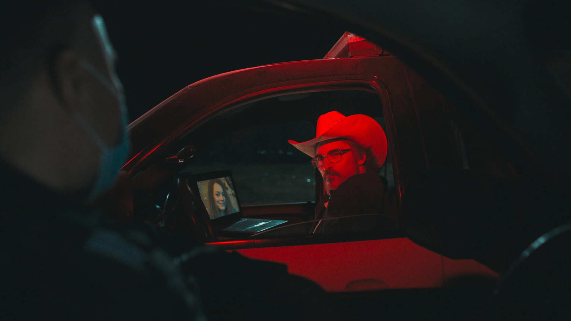 Joaquin Phoenix dans sa voiture dans Eddington