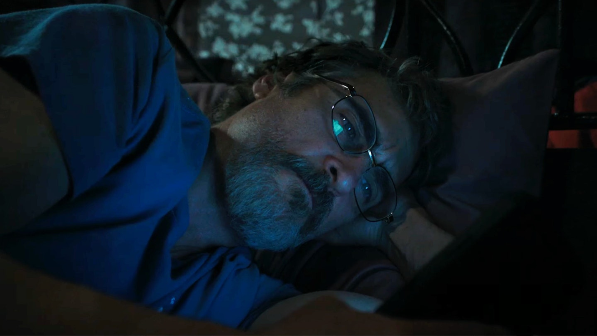 Joaquin Phoenix regarde son téléphone
