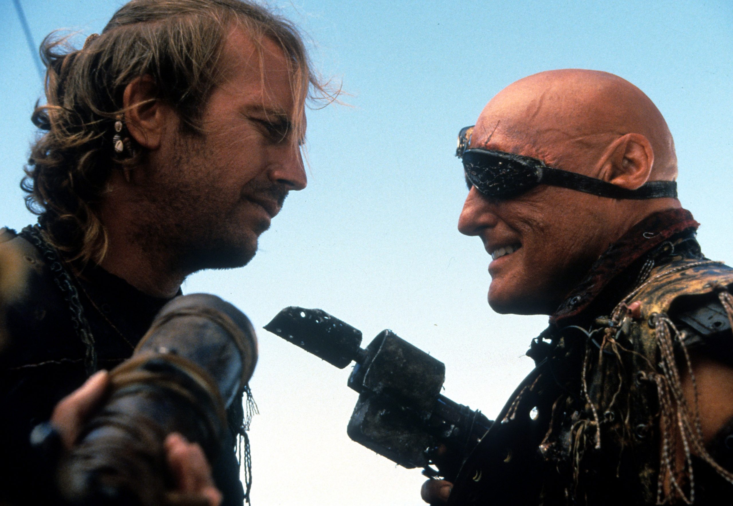 Mariner et le Diacre, face à face - Waterworld, Universal Pictures - © 1995
