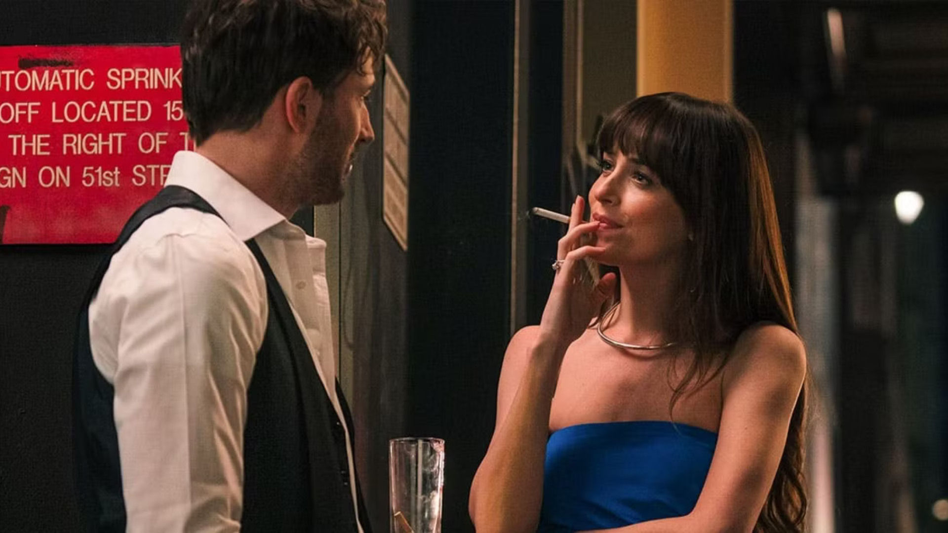 Dakota Johnson et Chris Evans fument dans Materialists