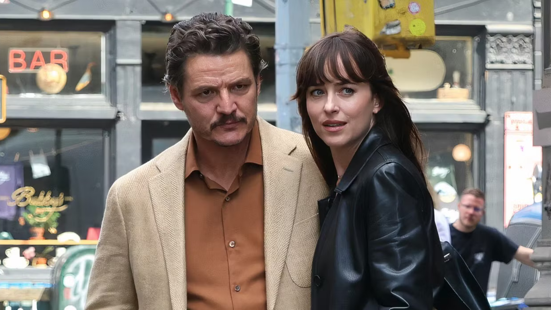 Pedro Pascal et Dakota Johnson dans la rue dans Materialists