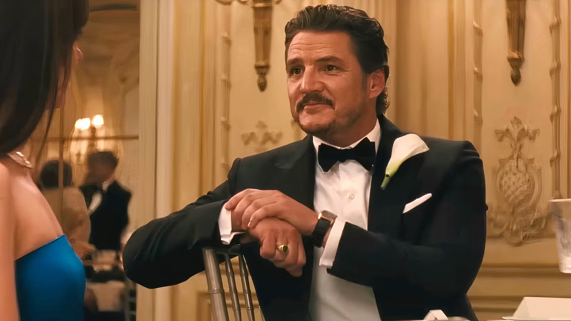 Materialists Pedro Pascal regarde Dakota Johnson
