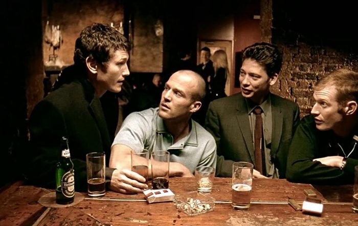 Eddie, Bacon, Soap et Tom au pub dans Arnaques, Crimes et Botanique Lock, Stock and Two Smoking Barrels - © 1998 - Polygram