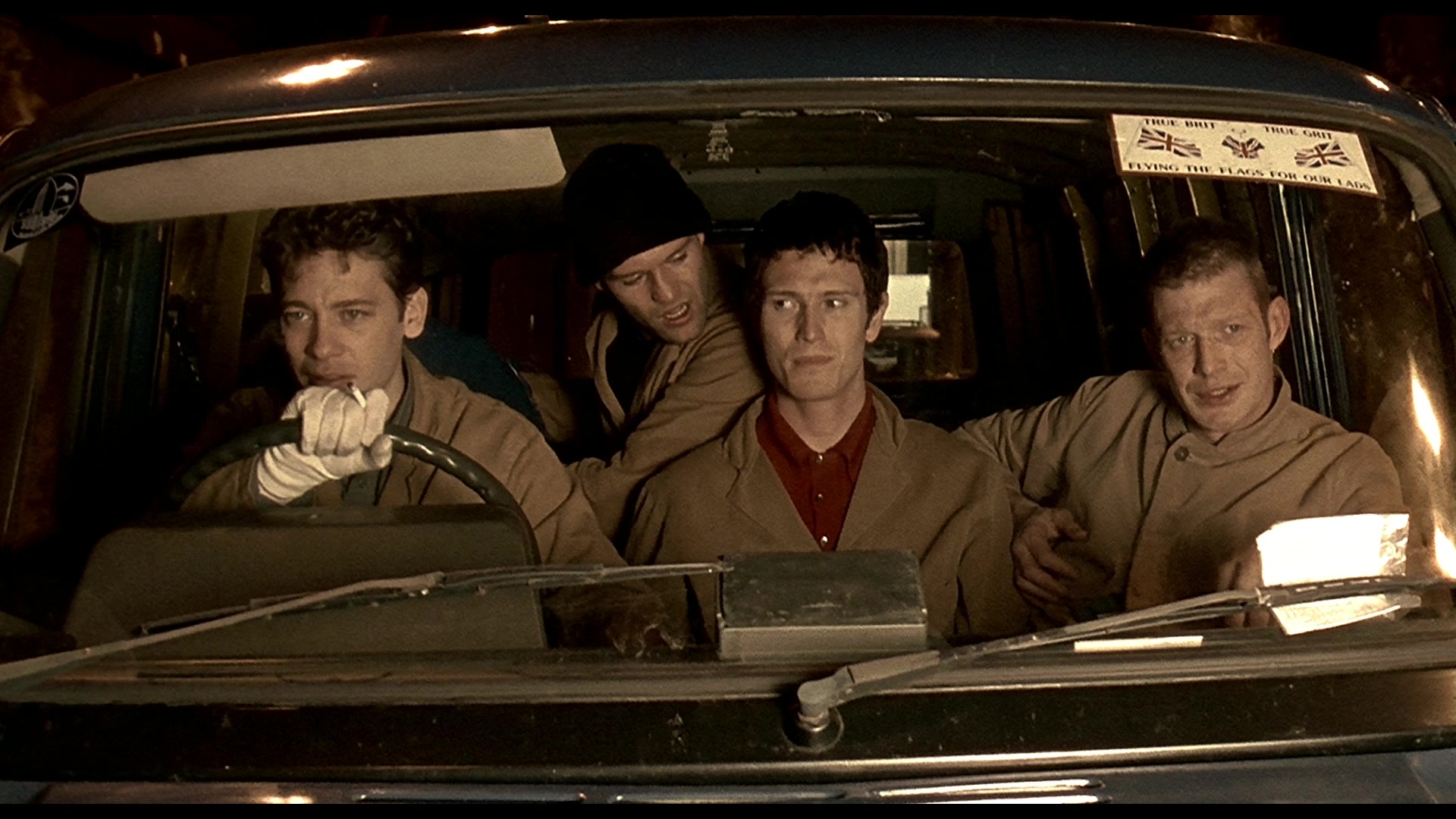 Eddie, Bacon, Soap et Tom dans un van après avoir braqué les braqueurs