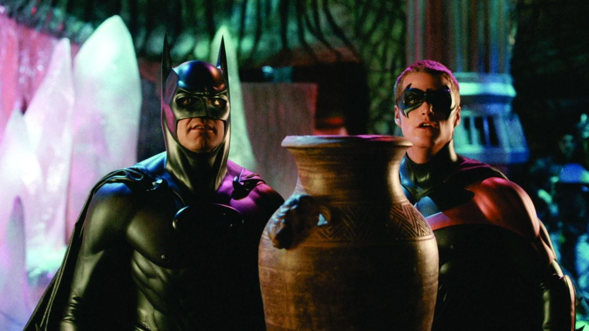 Batman et Robin sont devant un vase