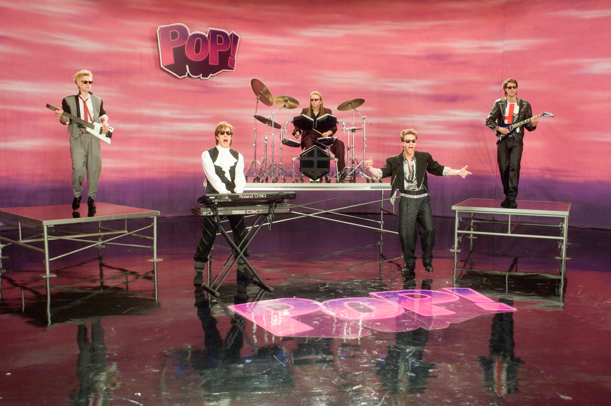 Les membres du groupe PoP! dans leur clip