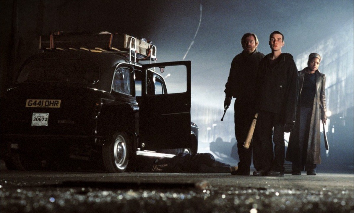 Frank, Jim et Selena entendent des infectés arriver dans un tunnel
28 Days Later – © 2002 Fox Searchlight