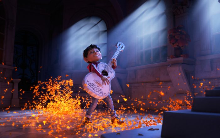 Coco – © 2017 Disney/Pixar Miguel volant la guitare d'Ernesto de la Cruz dans la tombeau de ce dernier