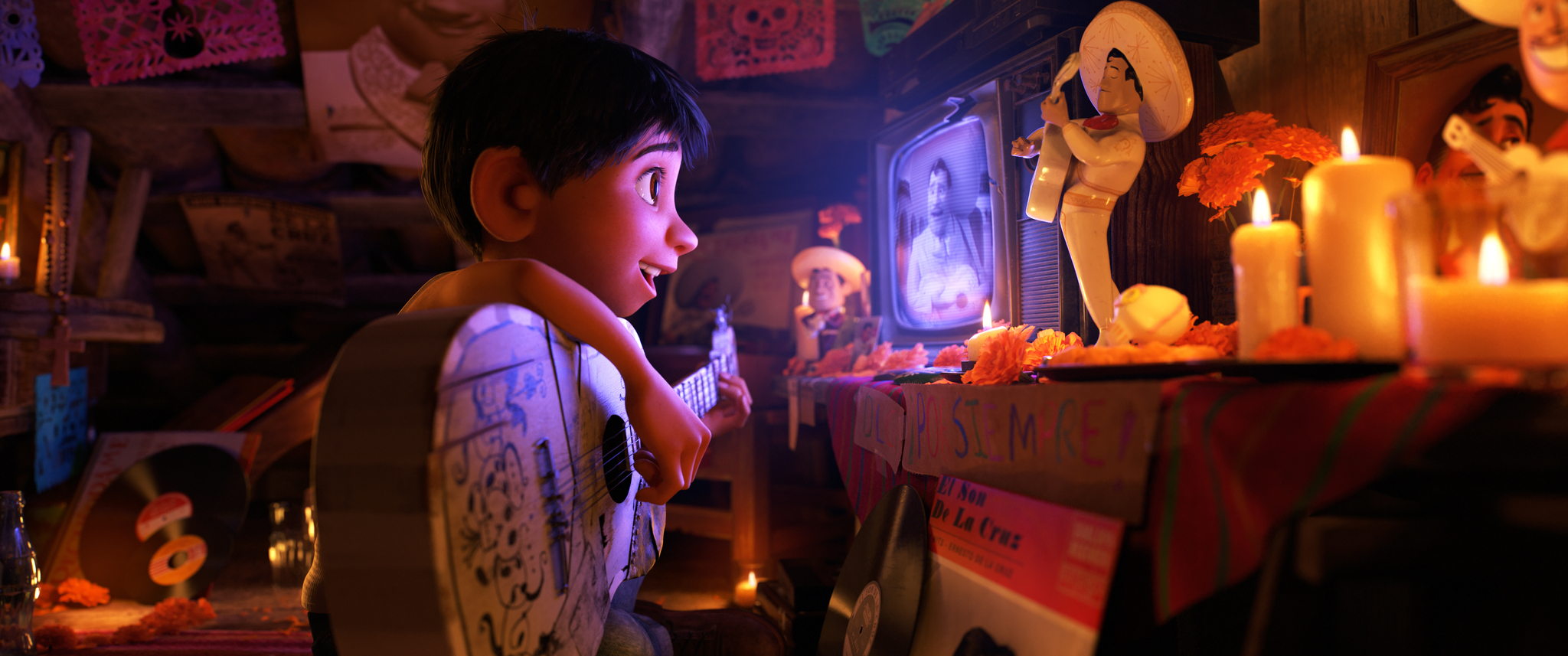 Miguel jouant de la guitare en secret en regardant un film d'Ernesto de la CruzCoco – © 2017 Disney/Pixar