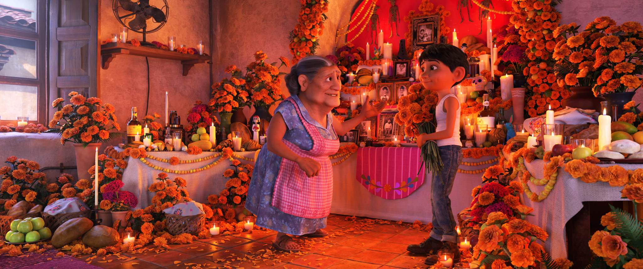 Abuelita Elena (Renée Victor) parle à Miguel de l'importanec de l'ofrendaCoco – © 2017 Disney/Pixar