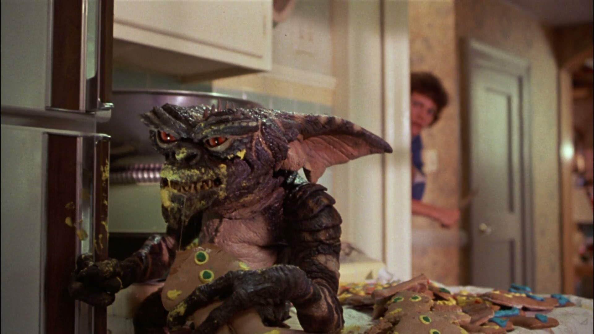 Un Gremlin en train de se goinfrer dans la cuisine des Peltzer.
Gremlins – © 1984 Warner Bros.
