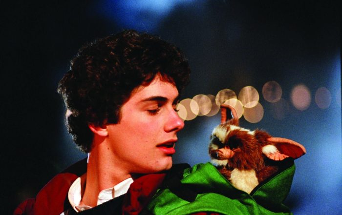 Billy parle à Gizmo, qui est dans son sac à dos. Gremlins – © 1984 Warner Bros.
