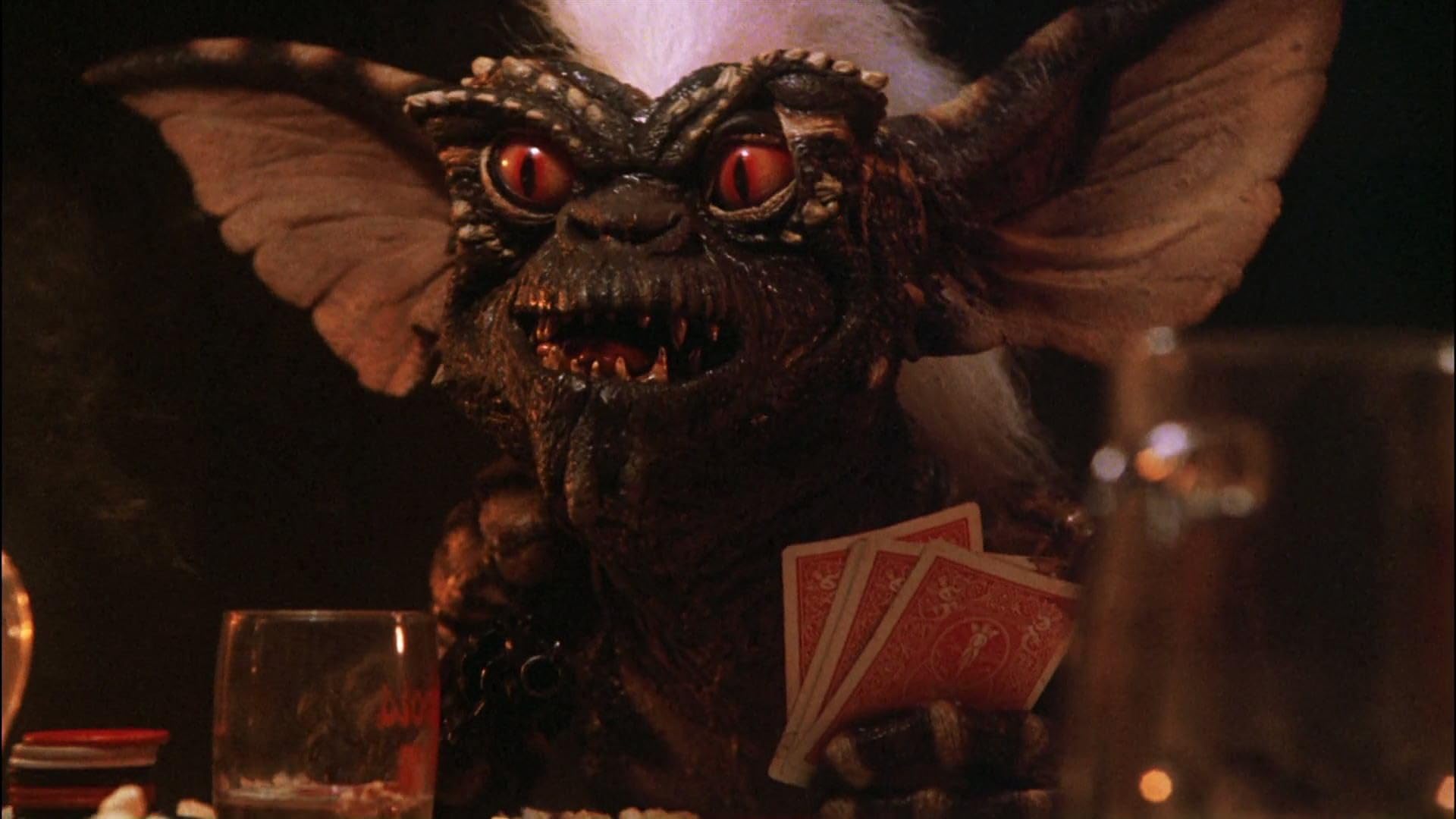 Stripe, le leader des Gremlins, en gros plan en train de jouer aux cartes.
Gremlins – © 1984 Warner Bros.