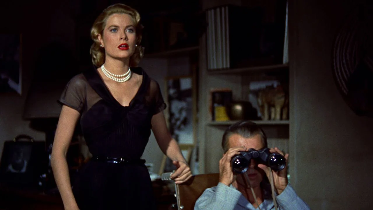 Contrechamp de Lisa et Jeff observant ce qu'il se passe de l'autre côté de la fenêtre.Rear Window (Fenêtre sur cour) – © 1954 Paramount Pictures