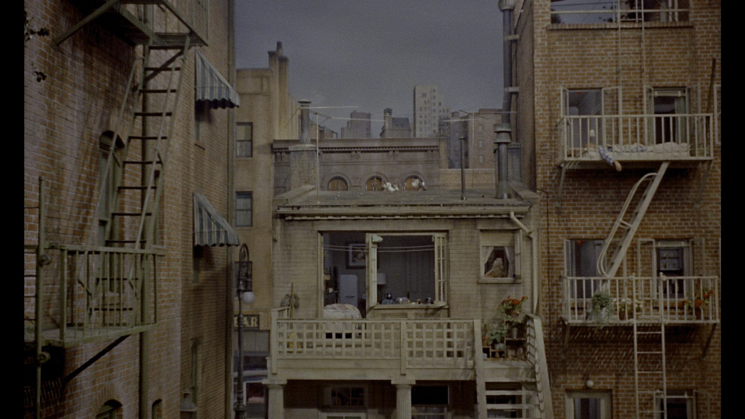 La cour telle que Jeff la voit de sa fenêtre.Rear Window (Fenêtre sur cour) – © 1954 Paramount Pictures