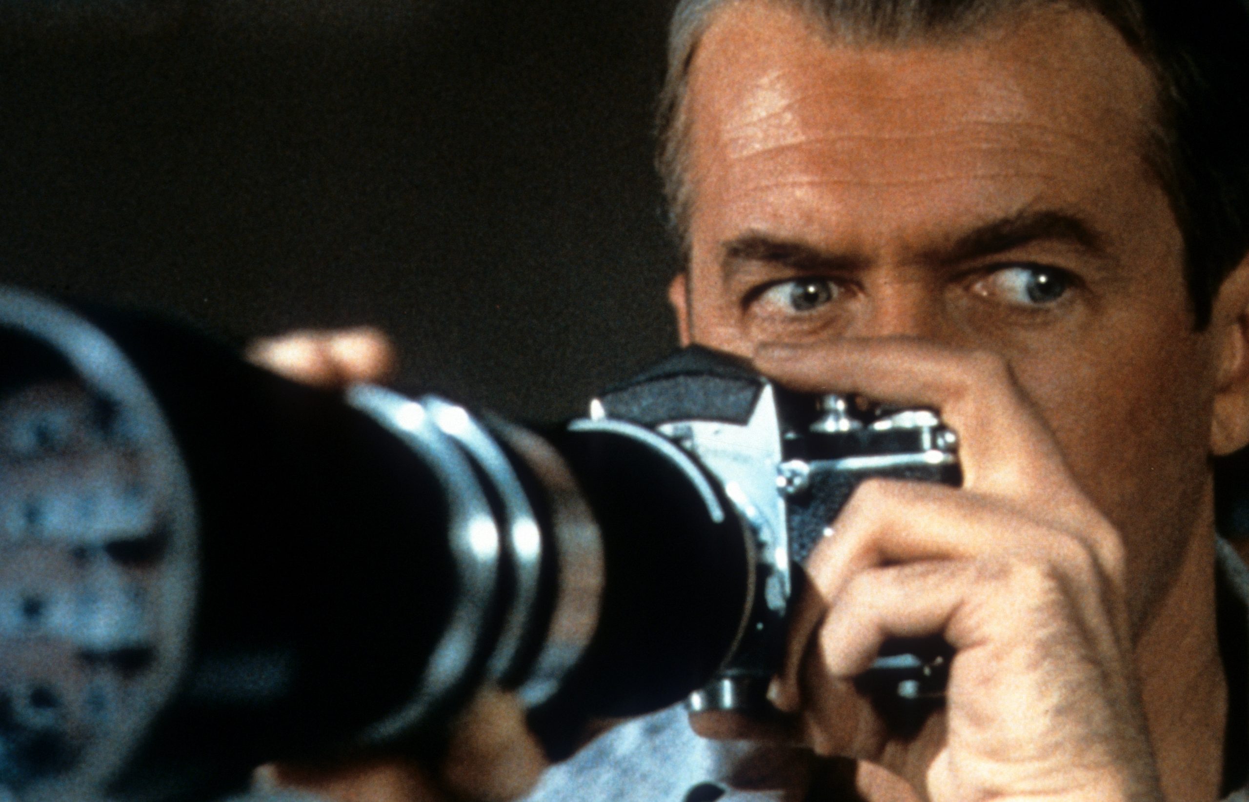 Jeff observe son voisin à l'aide d'un téléobjectif. Rear Window (Fenêtre sur cour) – © 1954 Paramount Pictures