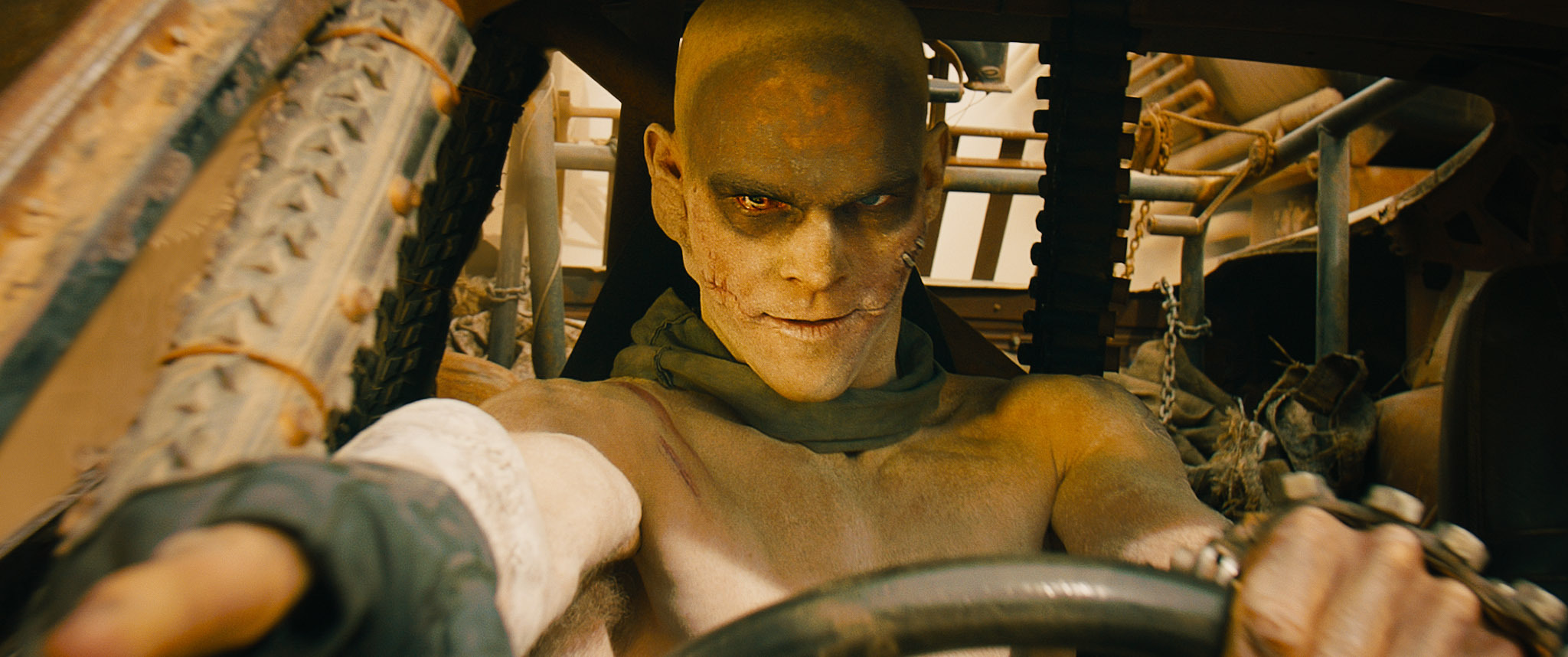 Slit, un des hommes d'Immortan Joe, au volant d'une voiture relookéeMad Max: Fury Road © 2012 Warner Bros. Entertainment Inc.