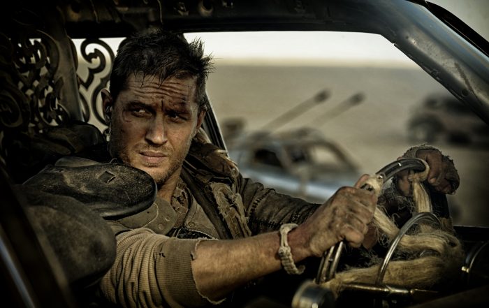 Max au volant du camion de Furiosa. Mad Max: Fury Road © 2012 Warner Bros. Entertainment Inc.