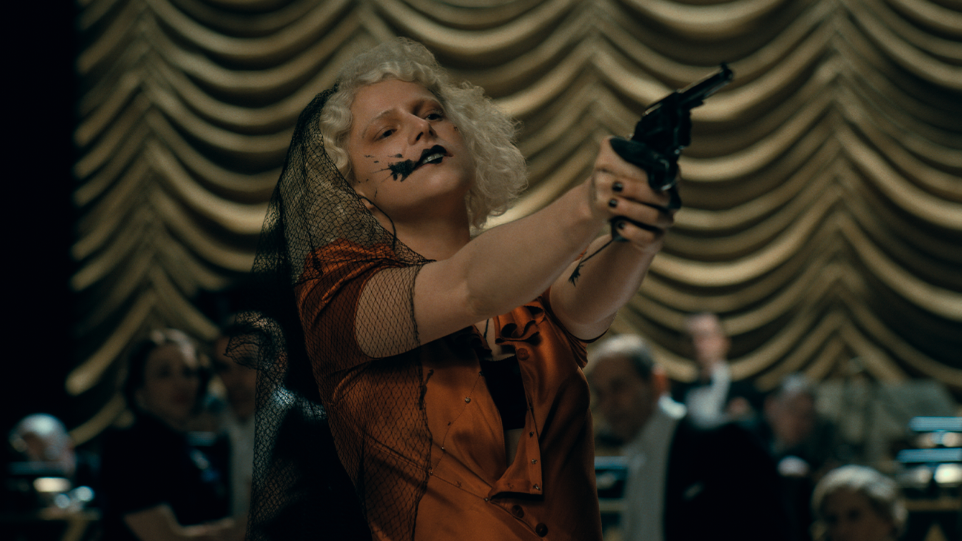 Jessie Buckley avec un pistolet dans The Bride