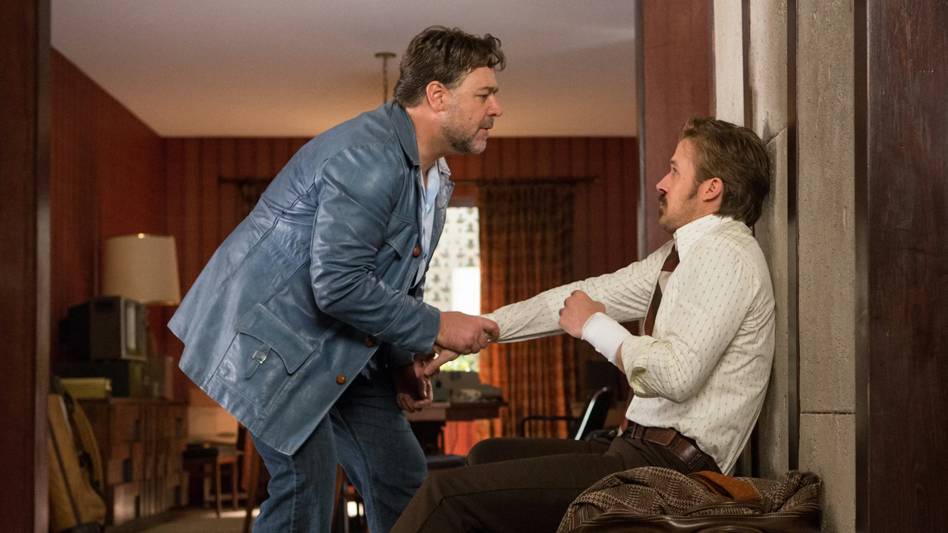 Russell Crowe casse le brase de Ryan Gosling dans The Nice Guys