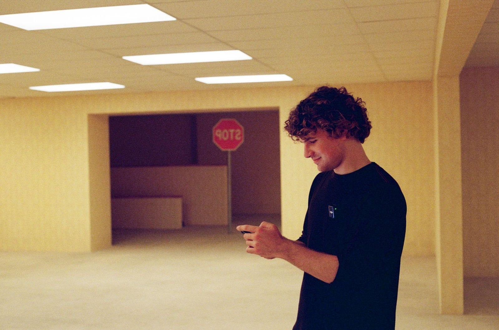 Kane Parsons sur le tournage de Backrooms /A24